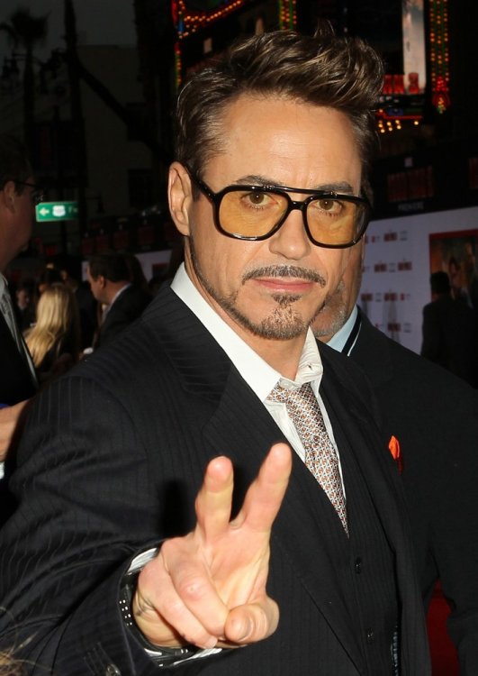 robert-downey-jr-premiere-iron-man-3-03.